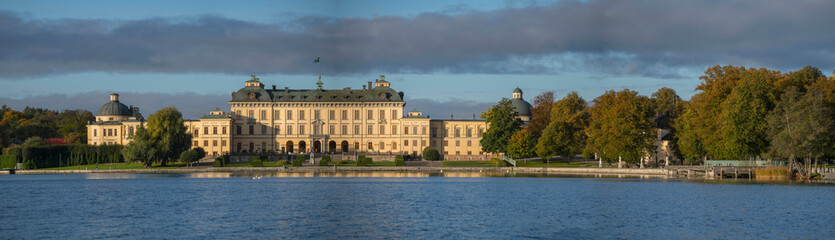 Obraz premium View over a bay at the island Drottningholm with castle and statues at the quay a sunny morning