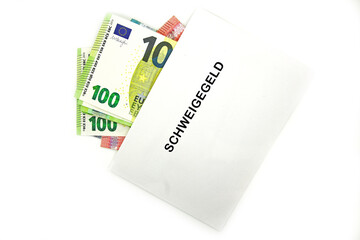 Euro Gelscheine in einem weißen Kuvert mit dem Aufdruck Schweigegeld als Zeichen für Korruption
