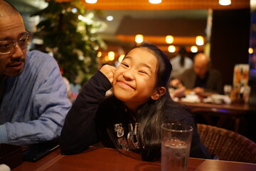 少女　嬉しい　レストラン　お祝い　父と　父娘　笑顔