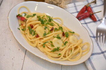 spaghetti aglio olio e peperoncino piatto tipico semplice italiano