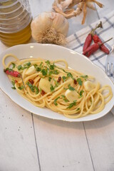 spaghetti aglio olio e peperoncino piatto tipico semplice italiano