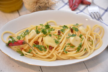 spaghetti aglio olio e peperoncino piatto tipico semplice italiano
