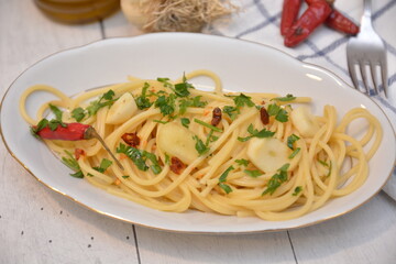 spaghetti aglio olio e peperoncino piatto tipico semplice italiano