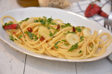 spaghetti aglio olio e peperoncino piatto tipico semplice italiano