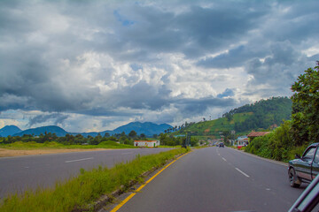 carretera con casas en orillas de personas 