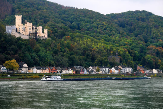 Schubverband bestehend aus einem Schubschiff und zwei Leichtern auf dem Rhein bei Koblenz mit Schloss Stolzenfels und Ortsteil Stolzenfels - Stockfoto