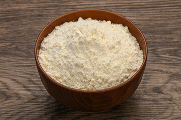Obraz na płótnie Canvas Wheat flour heap in the bowl