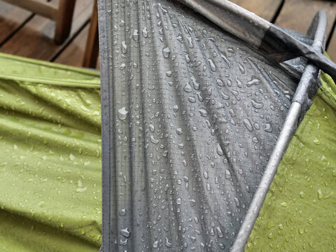 Regentropfen auf Zeltplane
