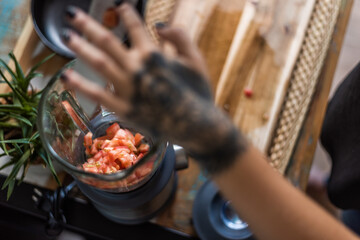 Bella mujer cocinando comida rica y nutritiva. Vida sana en la cocina. Mujer rubia cocinando con batidora americana.