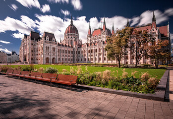 Naklejka premium Famous Hungarian Parliament on Kossuth Square, Budapest