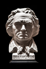Ludwig van Beethoven Büste vor schwarzem Hintergrund