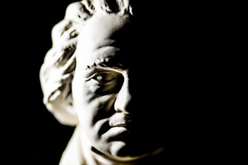 Ludwig van Beethoven Büste vor schwarzem Hintergrund