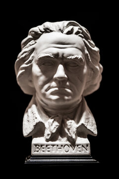 Ludwig van Beethoven B&uuml;ste vor schwarzem Hintergrund