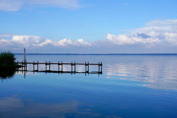 Obraz premium Blick auf einen Holzsteg und über das Steinhuder Meer in Steinhude 