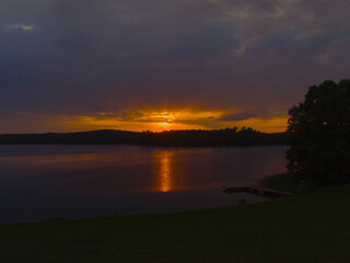 Jesienny zachód słońca nad jeziorem.