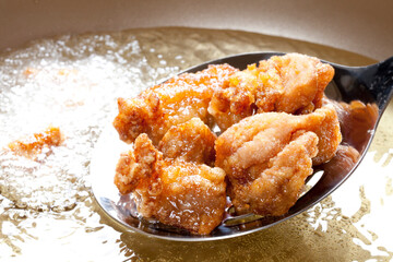 鶏の唐揚げを揚げるシーン