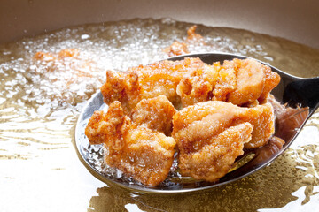 鶏の唐揚げを揚げるシーン
