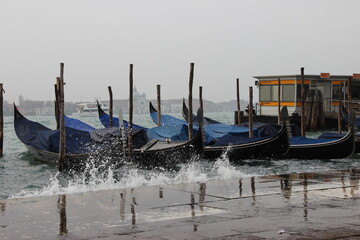 gondole &agrave; Venise en hivers et jour de pluie