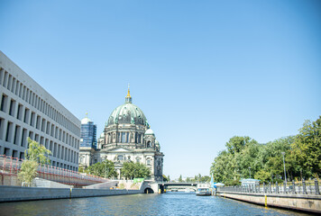 Fototapeta na wymiar Regierungsviertel in Berlin mit Blick von der Spree