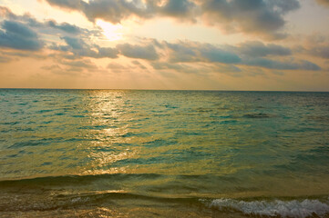 波打ち際からの朝日