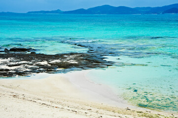 畳石とｴﾒﾗﾙﾄﾞｸﾞﾘｰﾝの海