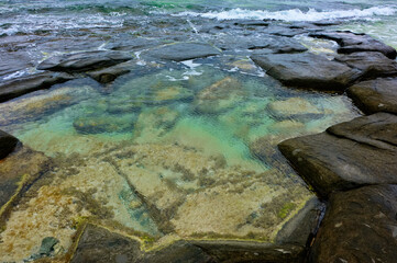 畳石の中に出来た潮だまり
