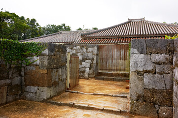 Fototapeta na wymiar 上江州家｢石垣殿内｣と呼ばれる様式の表門