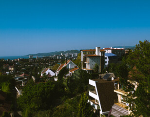 Obraz premium Cityscape in front of sea and mountains at sunny day