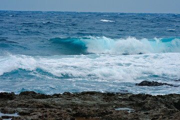 久米島の渚に打ち上げる外洋の波