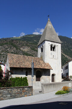 la chiesa romanica di San Nicol&ograve; a Laces (Alto Adige), dal massiccio e tozzo campanile