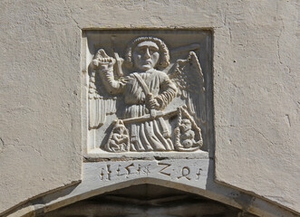 l'Arcangelo Michele pesa un'anima; bassorilievo sopra il portale della chiesa parrocchiale dei Santi Pietro e Paolo a Laces (Alto Adige)