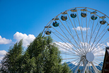 Fototapeta premium Prien am Chiemsee, das Riesenrad und blauer Himmel.