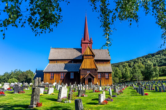 Wunderschöne alte historische Ringebu Stabkirche in Norwegen mit Friedhof