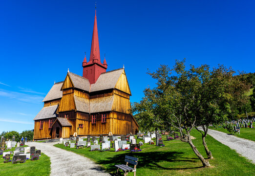 Wundersch&ouml;ne alte historische Ringebu Stabkirche in Norwegen mit Friedhof