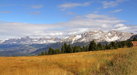 Obraz premium il Latemar e il gruppo del Catinaccio visti dal Passo Occlini; Alto Adige