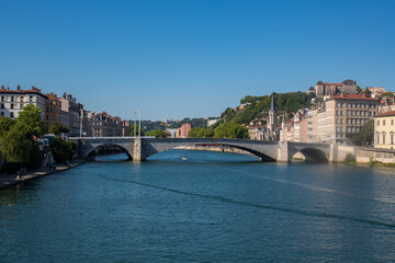 Obraz premium Vue du rhône d'un pont de la ville de Lyon et de ses rives, par une journée ensoleillée, un ciel bleu sans nuage