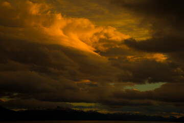 Vista del puesta del sol en el estrecho Beagl. Las nubes contrastas y alumbradas por el sol. 