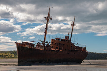 El barco sufrido y Abandonado después de un encendió e la costa oceánica de la isla Tierra del fuego (Argentina). 