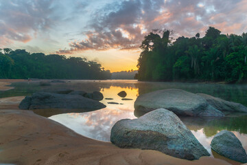 Morgendämmerung in Suriname im Dschungel auf einer Sandbank