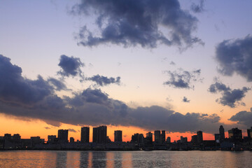 Naklejka premium 東京港夕焼け空とビル群パノラマ