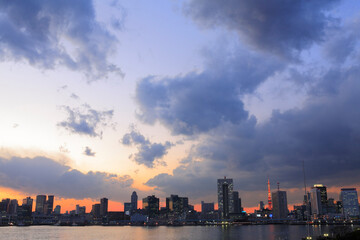Fototapeta premium 東京港夕焼け空とビル群パノラマ