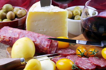 Salame , formaggio e vino rosso con olive