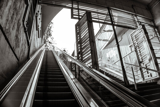 subway entrance scalator, chile metro