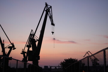 Dźwig stoczniowy na tle wschodzącego słońca © Mikoaj