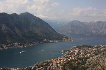 Fototapeta na wymiar Widok z góry na zatokę Kotorską w Czarnogórze