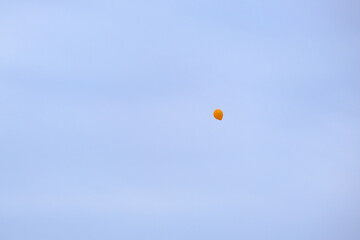 空に飛び立つ1つの風船