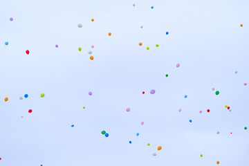 大空に浮かぶカラフルな風船