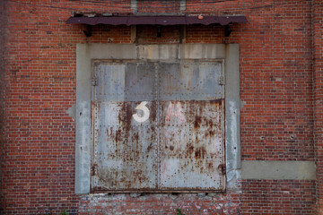 赤レンガ倉庫の鉄扉