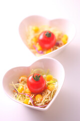 ハート型の皿の上のサラダ