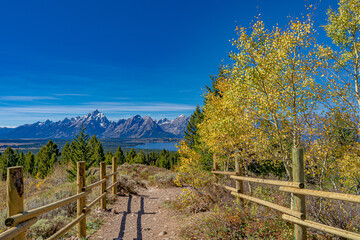 Fototapeta na wymiar The start of the trail in Autumn color